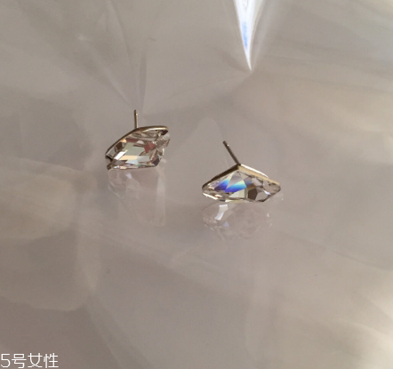 耳釘可以用鹽水消毒嗎？耳釘用鹽水消毒有用嗎