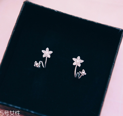 耳釘可以用鹽水消毒嗎？耳釘用鹽水消毒有用嗎