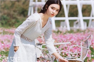 小白裙怎么搭配？小白裙搭配技巧