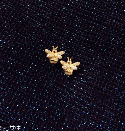 耳釘有血跡怎么清洗？耳釘上的血跡用什么洗？