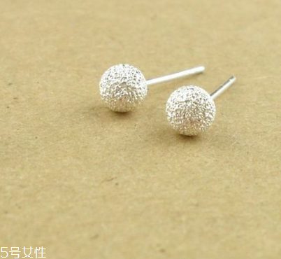 耳釘一定要打耳洞嗎？耳釘要有耳洞嗎？