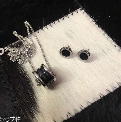 耳釘上有綠東西是什么？耳釘變綠了怎么清洗？