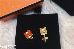 耳釘上有綠東西是什么？耳釘變綠了怎么清洗？