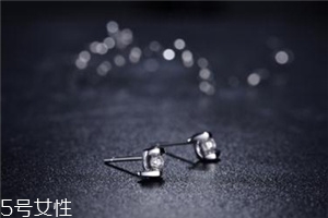 耳釘扣太緊怎么辦？耳釘扣太緊怎么取下來？