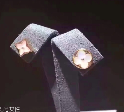 耳釘穿不過去怎么辦？耳釘卡在中間怎么處理？