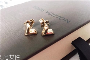 耳釘穿不過去怎么辦？耳釘卡在中間怎么處理？