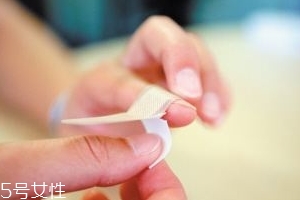 創(chuàng)可貼可以貼痘痘嗎？創(chuàng)可貼貼痘痘好嗎？