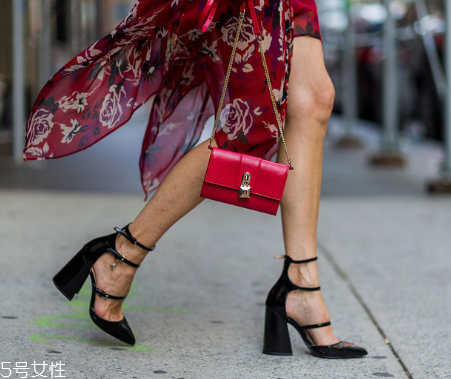 復(fù)古風(fēng)衣服配什么鞋子？復(fù)古風(fēng)搭配什么鞋子好看？