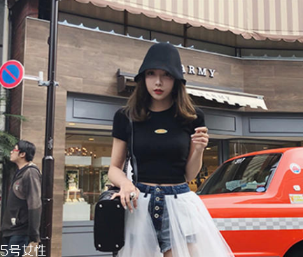 今年夏天流行什么露臍裝？今夏最火的露臍裝搭配