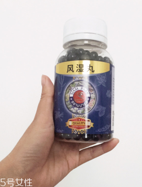 泰國(guó)風(fēng)濕丸功效與作用 泰國(guó)風(fēng)濕丸治什么?。?></p><p>2、房子陰潮</p><p>如果居住環(huán)境有限，產(chǎn)婦的臥室陰暗潮濕，也有可能致使血脈不通。坐月子時(shí)期，門(mén)窗關(guān)不嚴(yán)使產(chǎn)婦受風(fēng)也會(huì)導(dǎo)致產(chǎn)后風(fēng)濕病。</p><p>3、過(guò)早勞累</p><p>孕婦生產(chǎn)后，身體需要好好地休養(yǎng)，如果得不到充分的休息而過(guò)度操勞，可能給身體埋下很多隱患。孕婦在坐月子的時(shí)候用冷水洗衣服，很可能會(huì)手關(guān)節(jié)疼痛，患上嚴(yán)重的風(fēng)濕病。</p><p>4、洗澡水涼</p><p>孕婦在洗澡的時(shí)候，如果貪圖涼爽，洗澡水比較涼的話，身體和涼水的親密接觸”，讓本來(lái)就非常虛弱的身體受到冰涼的刺激，身體不能抵抗涼水侵襲，很容易關(guān)節(jié)疼痛得風(fēng)濕病。</p> </div>
<div align=