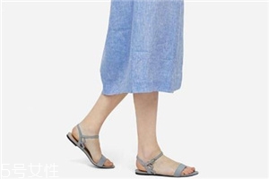 腳寬的人適合穿什么涼鞋？腳胖穿什么涼鞋好看？