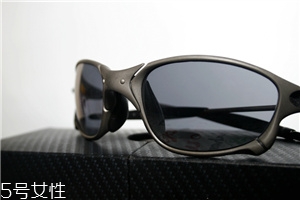oakley是奢侈品牌嗎？歐克利屬于奢侈品嗎？