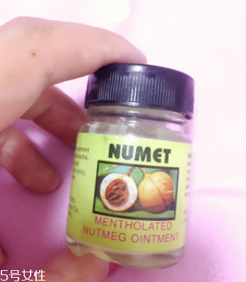 豆蔻膏的功效與作用 豆蔻膏治什么?。?></p><h3>跌打損傷后怎么辦</h3><p>跌打后未見出血</p><p>正確：24小時內(nèi)冰敷</p><p>錯誤：用手揉捏。不小心摔了，大家總是習慣趕緊揉一揉來緩解疼痛，但專家提醒，揉捏等按摩方法對于勞損、疲勞比較有效，但摔傷后按摩不當則容易加重傷勢。提醒人們，摔傷后揉捏紅腫部位反而會腫得更厲害，甚至導致出血。另外，摔跤后如果不太疼痛，人們往往認為沒有骨折，這種觀點是錯誤的，疼痛和骨折并沒有直接的因果關系，一旦亂揉亂捏反倒可能使骨折錯位。如果摔倒后皮膚發(fā)生了輕微的磕傷或者扭傷，青腫但無破損，可先用冰塊冷敷傷處15至20分鐘，每天敷三到四次;24小時之后可以考慮用熱毛巾濕敷，這樣青腫很快會被吸收。另外還需特別注意的是，剛開始不疼、過一段時間開始劇烈疼痛的摔傷，一定要盡快到醫(yī)院治療。</p> </div>
<div align=