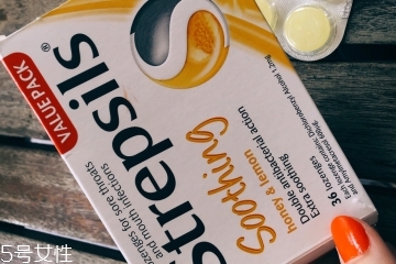 strepsils是什么藥？strepsils治什么?。?></p><h3>使用心得</h3><p>奧克蘭的冬天多雨潮濕陰冷，不小心就中招了。喉嚨痛、扁桃腺發(fā)炎了。作孽啊 喝口水都痛，約家庭醫(yī)生 好吧 2周以后 我不知道還活著不，還好當(dāng)?shù)厝送扑]了
strepsils的蜂蜜潤喉糖 這款有消炎殺菌效果 好吃的蜂蜜糖 沒有任何藥物 比西瓜霜霜含片好吃一百倍，好神奇 吃了兩天喉嚨不痛了 太贊了
要知道我在國內(nèi)沒有抗生素是壓不下去的 現(xiàn)在還會(huì)隨身帶 吃了火鍋呀 辣的東西 我都會(huì)來一顆，每次一粒就可以了 一天別超過4粒 這貨還有止咳
治理咽喉炎等作用。老公也讓我回國帶些回去 他自己一直吸煙，有慢性咽炎 也可以送他們的兄弟，當(dāng)然還有老爸也要。</p><p style=