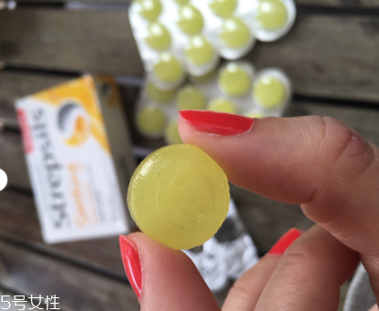strepsils是什么藥？strepsils治什么?。?></p><h3>喉嚨痛的原因是什么</h3><p>全身病毒感染</p><p>全身病毒感染患者需要臥床休息，并服用阿司匹林或阿司匹林替代品緩解不適和降低體溫。如48小時(shí)未見好轉(zhuǎn)，請(qǐng)去醫(yī)院就診。</p><p>腮腺炎</p><p>腮腺炎是病毒感染了唾液腺，病毒也可能同時(shí)感染其他腺體，從未患過本病的人尤應(yīng)注意。建議此病患者臥床休息，并服用阿斯匹林或阿斯匹林代替品以緩解不適。如果睪丸疼痛或腫脹，則可能是睪丸也已發(fā)炎。在這種情況下，可能需要使用抗炎藥物。</p><p style=