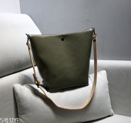 穿裙子背什么包包好看？穿裙子適合背什么包？
