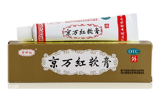 京萬紅軟膏的用途 京萬紅軟膏治什么?。?></p><h3>燙傷小知識(shí)</h3><p>由于低溫燙傷常發(fā)生在人體下肢。一般情況下，皮膚與低溫?zé)嵩炊虝r(shí)間接觸，僅造成真皮淺層的水皰型燙傷，但如果低溫?zé)嵩闯掷m(xù)作用，就會(huì)逐漸發(fā)展為真皮深層及皮下各層組織燙傷。低溫燙傷和高溫引起的燙傷不同，創(chuàng)面疼痛感不十分明顯，僅在皮膚上出現(xiàn)紅腫、水皰、脫皮或者發(fā)白的現(xiàn)象，面積也不大，燙傷皮膚表面看上去燙傷不太嚴(yán)重，但創(chuàng)面深嚴(yán)重者甚至?xí)斐缮畈拷M織壞死，如果處理不當(dāng)，嚴(yán)重會(huì)發(fā)生潰爛，長(zhǎng)時(shí)間都無法愈合。燙傷的嚴(yán)重程度主要根據(jù)燙傷的部位、面積大小和燙傷的深淺度來判斷。燙傷在頭面部，或雖不在頭面部，但燙傷面積大、深度深的，都屬于嚴(yán)重者。</p><p style=