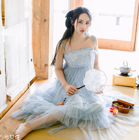 吊帶連衣裙怎么穿好看？夏季吊帶連衣裙搭配圖片