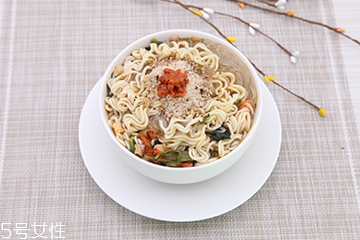方便面和米飯哪個(gè)熱量高？方便面和米飯哪個(gè)更容易長(zhǎng)胖？