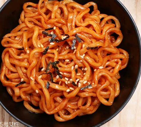 方便面沒(méi)泡熟可以吃嗎？半生不熟的泡面可以吃嗎？