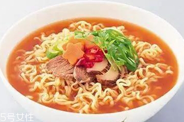 方便面沒(méi)泡熟可以吃嗎？半生不熟的泡面可以吃嗎？