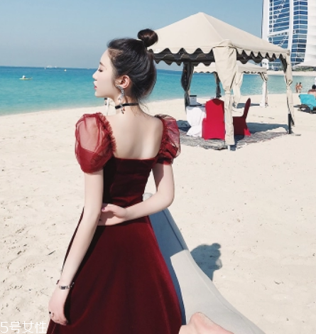 黃皮適合什么顏色裙子？什么顏色裙子適合黃皮女生？