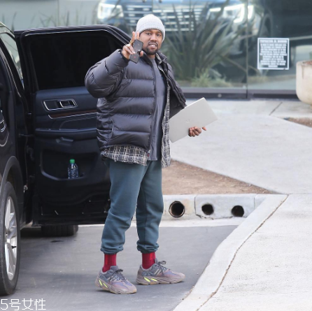 yeezy 700 mauve什么時候發(fā)售？椰子700灰紫色發(fā)售時間
