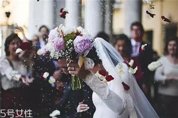 婚紗上面的機油怎么洗？婚紗沾上機油用什么洗？