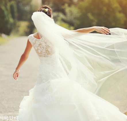 高定婚紗價格一般多少？婚紗高定要多少錢？