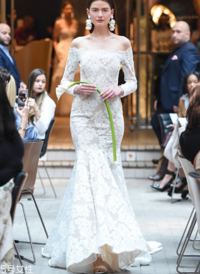 婚紗里面有胸墊嗎？婚紗是自帶胸墊嗎？