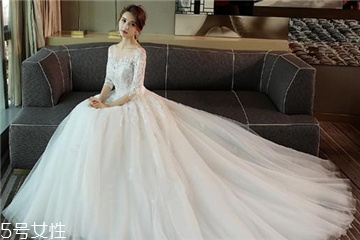 婚紗里面穿絲襪嗎？穿婚紗要穿絲襪嗎？