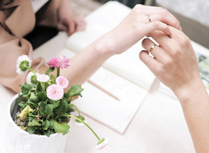 婚戒可以戴中指嗎？婚戒能戴在中指上嗎？