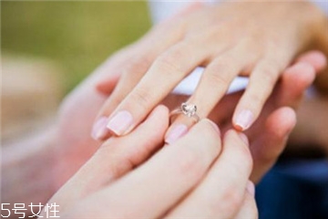 婚戒可以戴中指嗎？婚戒能戴在中指上嗎？