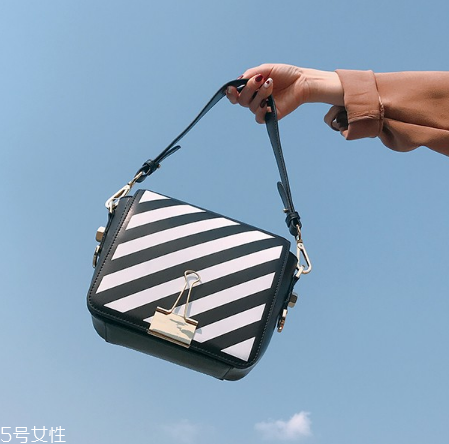 微胖女生背什么包包？微胖女生適合什么包包？