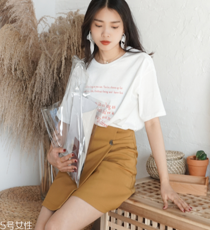夏天白色t恤怎么搭配？夏季白t搭配竅門