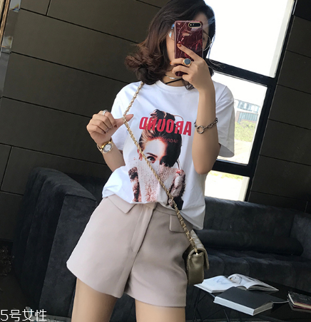夏天白色t恤怎么搭配？夏季白t搭配竅門
