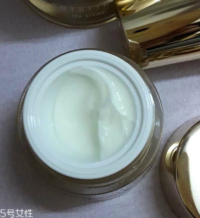 眼霜晚上用好還是白天用好？眼霜最佳使用時(shí)間
