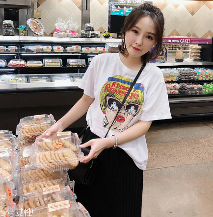 女生穿什么短袖好看？女生適合穿什么短袖？