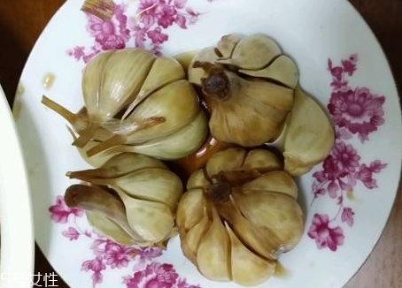 腌蒜變綠可以吃嗎？腌制的大蒜綠了能吃嗎？