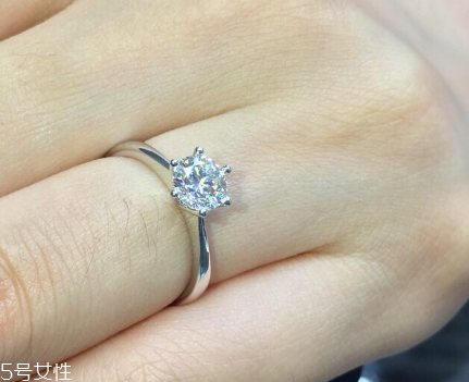 鉆戒是訂婚買還是結(jié)婚買？鉆戒訂婚就要買嗎？