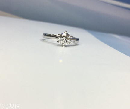 鉆戒是訂婚買還是結(jié)婚買？鉆戒訂婚就要買嗎？