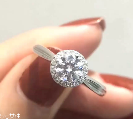 鉆戒是定制還是成品好？鉆戒買定制的還是買成品？