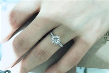 鉆戒是定制還是成品好？鉆戒買定制的還是買成品？