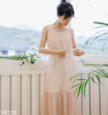 夏天穿什么顏色連衣裙好？夏天適合什么顏色連衣裙？