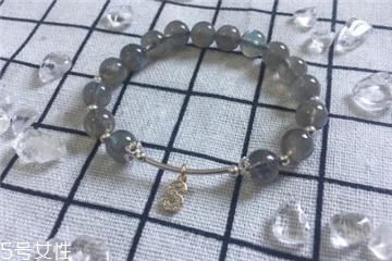 月光石是水晶嗎？月光石和水晶是一種嗎？