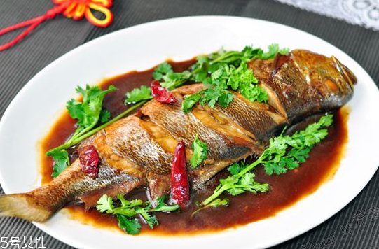 黃花魚為什么都是死的？死黃花魚可以吃嗎？