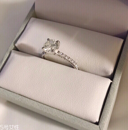 鉆戒和婚戒怎么一起戴？鉆戒和婚戒怎么同時(shí)戴？