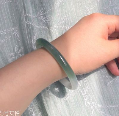 手鐲可以讓別人摸嗎？手鐲被別人摸了有影響嗎？