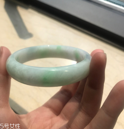 手鐲有裂紋還值錢嗎？手鐲有裂紋影響價(jià)格嗎？