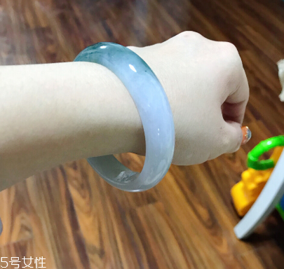 手鐲有裂紋還值錢嗎？手鐲有裂紋影響價(jià)格嗎？